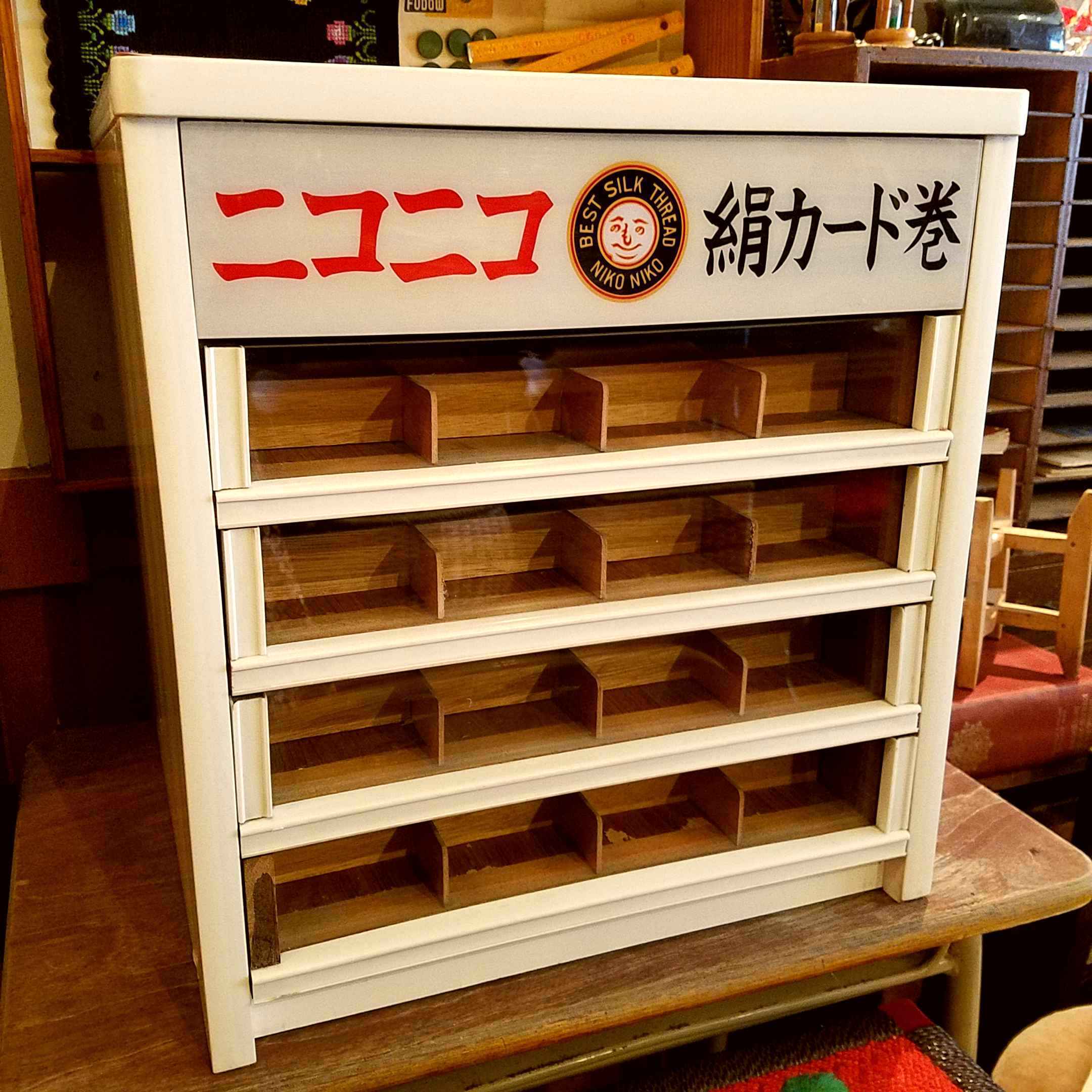 昭和レトロな「ニコニコ絹カード巻」の糸ケース(収納棚) - [Sold Out