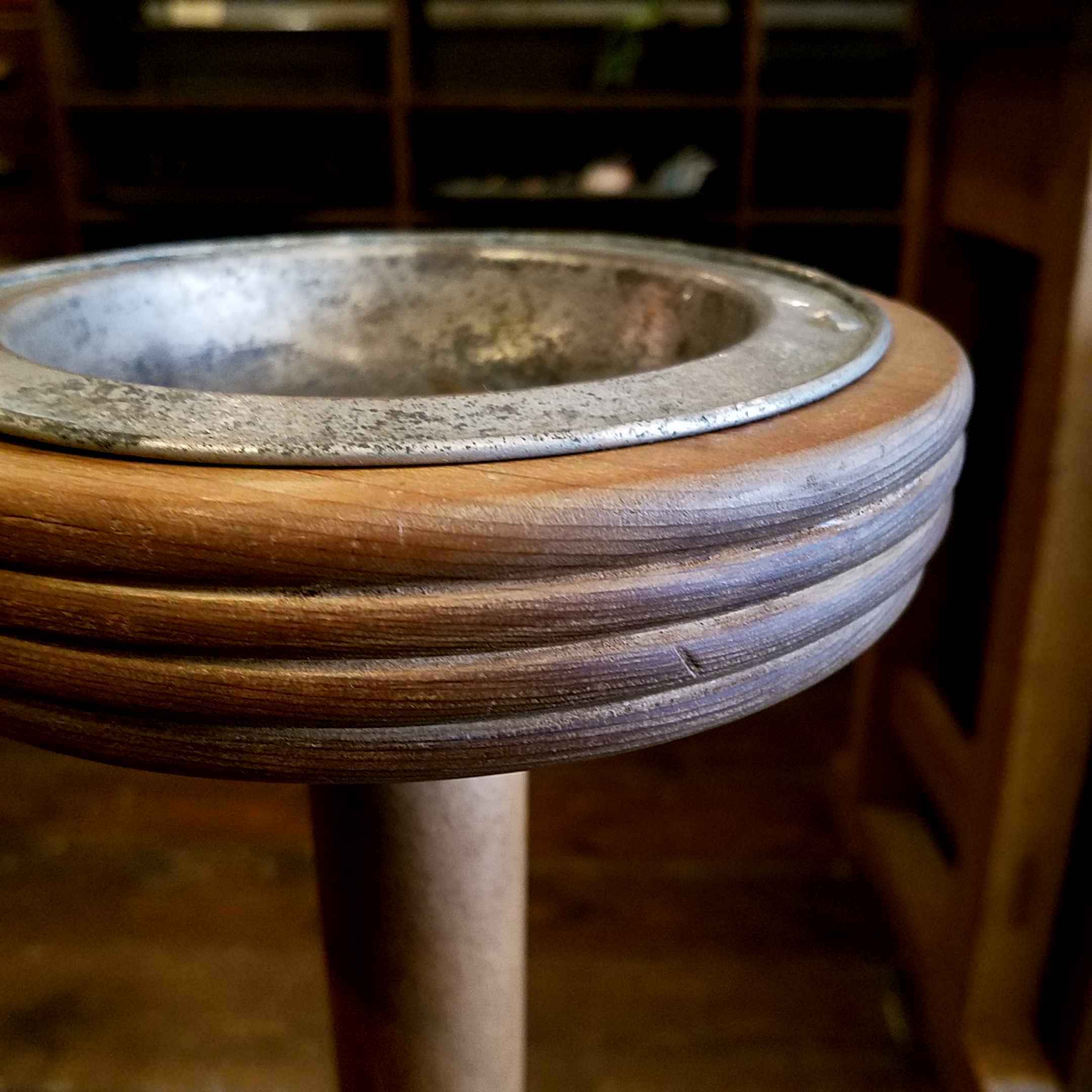 レトロな木製スタンド灰皿 - [Sold Out]過去の販売商品