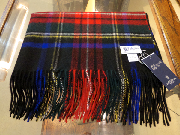 極上の巻き心地のJOHNSTONS(ジョンストンズ)のタータン大判ストール