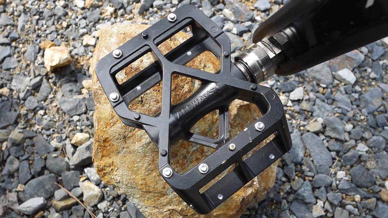 MKSのベストセラーペダル「ALLWAYS」を試す：縦に長い踏み面で登坂での