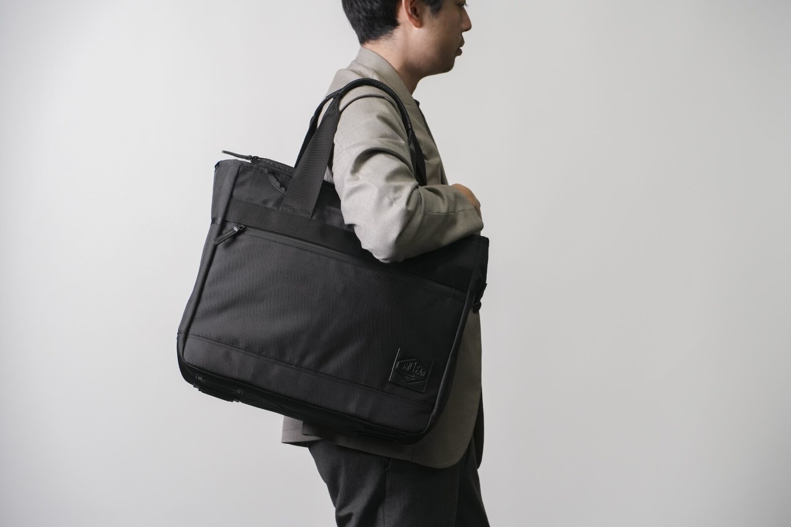 ざっくり入れて、きっちり整う。トート×ビジネスバッグ『TSUNAGU BAG