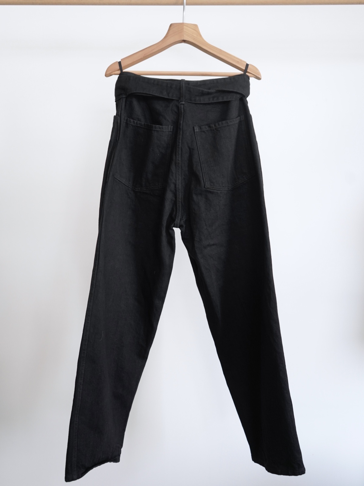 COMOLI」デニム ベルテッドパンツ