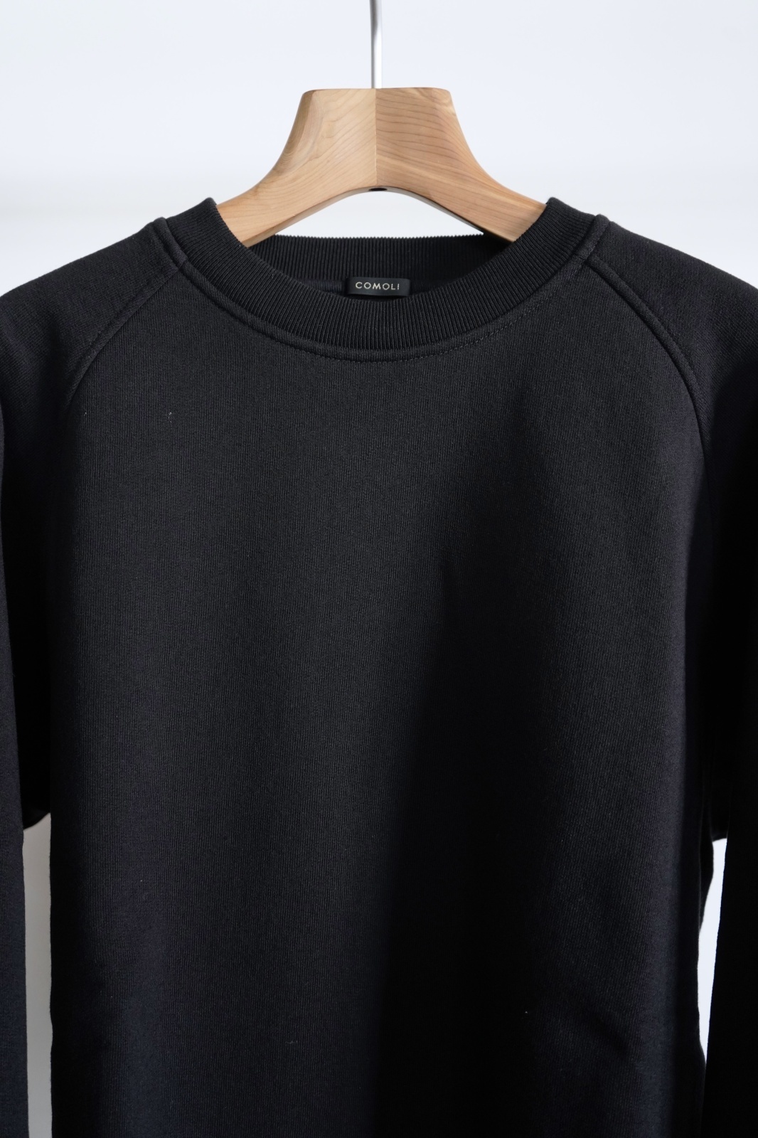 COMOLI」コットン裏毛クルーネック