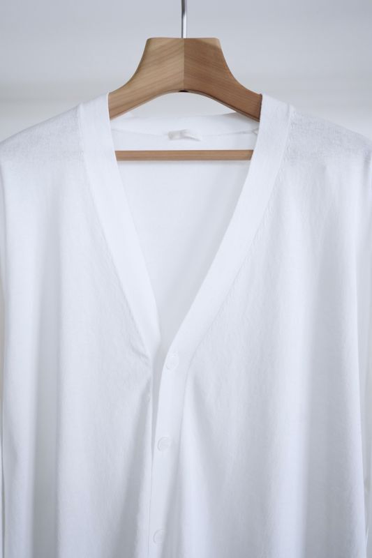 COMOLI」コットンVネックカーディガン