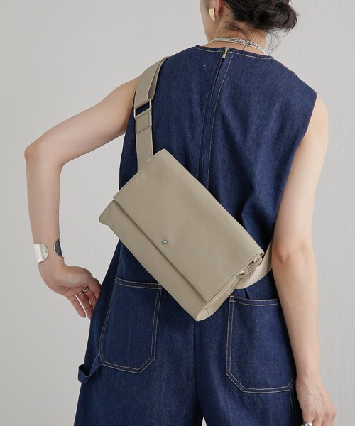 ear PAPILLONNER（イアパピヨネ）の「《牛革》ワイドテープショルダー