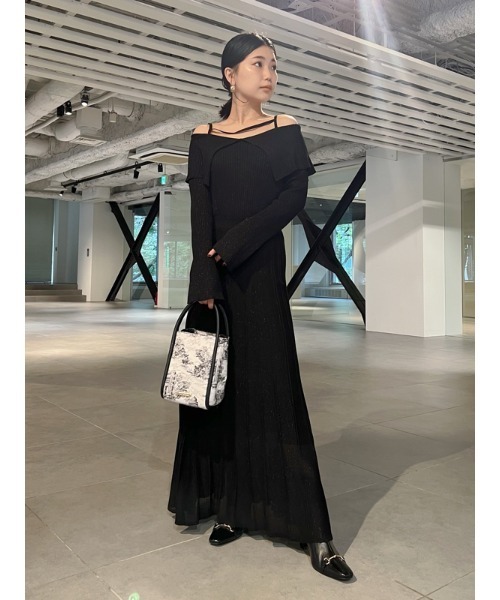 LILY BROWN（リリーブラウン）の「ケープカラーラメニットワンピース