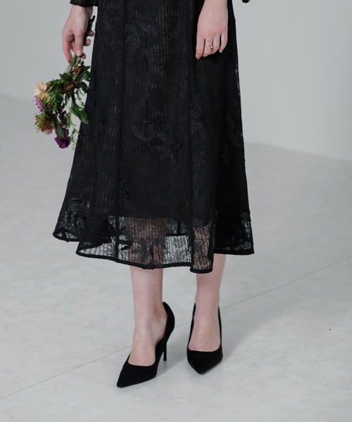 Leja（レジャ）の「【LEJA】長袖フレアスリーブプリーツ刺しゅう花柄A