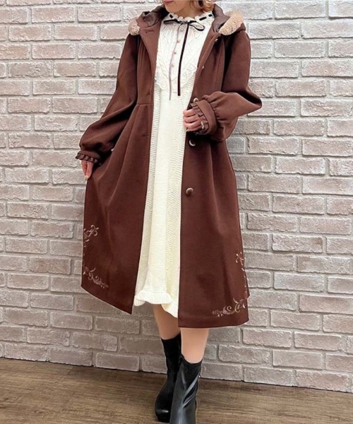 axes femme（アクシーズファム）の「額縁風刺繍フード付コート