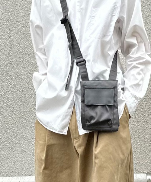 ナイロン×シンセティックレザーコンビ マルチミニスクエアショルダー