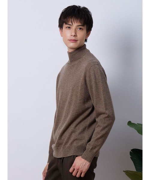 TRANS CONTINENTS 無染色タートルネックニット ブラウン/ベージュ