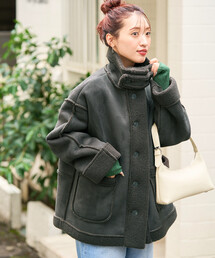 スタンドカラー」に該当するレディースのムートンコートファッション