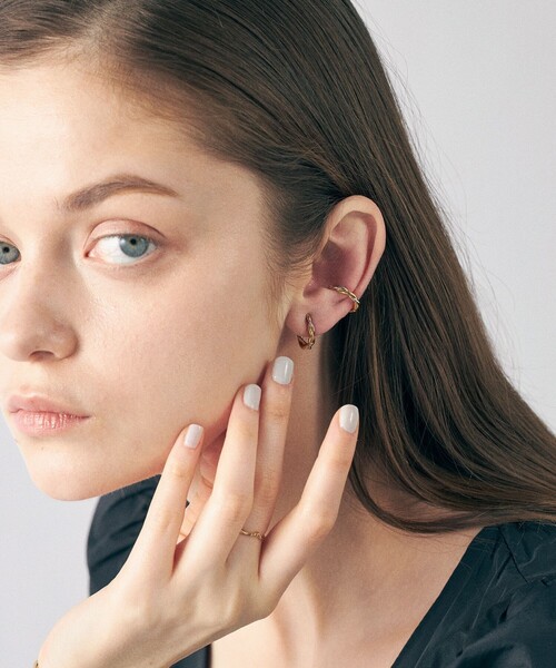 ete（エテ）の「ツイスト バイカラー ハグイヤリング（イヤリング