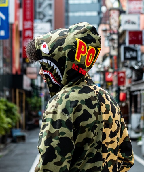 A BATHING APE（アベイシングエイプ）の「1ST CAMO HALF SHARK FULL