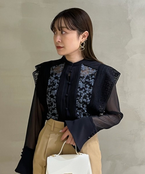 LILY BROWN（リリーブラウン）の「スイッチングレースロングスリーブ