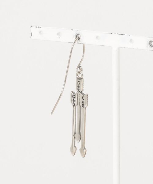 CODY SANDERSON（コディサンダーソン）の「Triple Arrow Earring