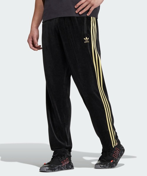 adidas（アディダス）の「ベロア トラックパンツ / アディダス