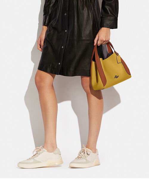COACH（コーチ）の「【日本限定】ハドリー ホーボー 21 カラーブロック