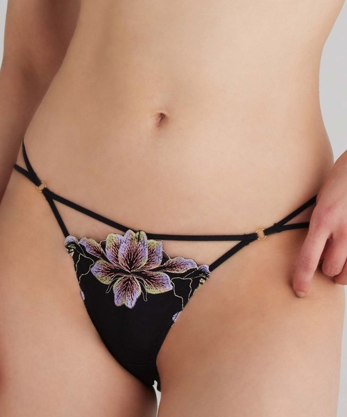 Ravijour（ラヴィジュール）の「カラフルフラワー エンブレース T