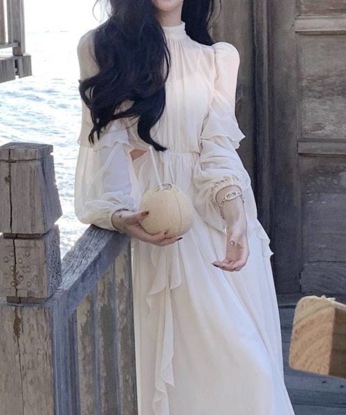 大人のフェミニン。ハーフハイネックシースルーフレアワンピース