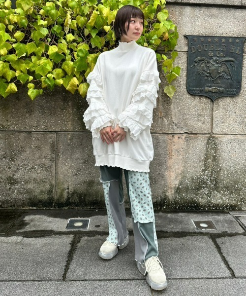 Candy Stripper（キャンディストリッパー）の「FRILL SLEEVE SWEAT