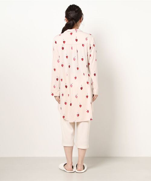gelato pique（ジェラートピケ）の「ストロベリーモチーフシャツドレス