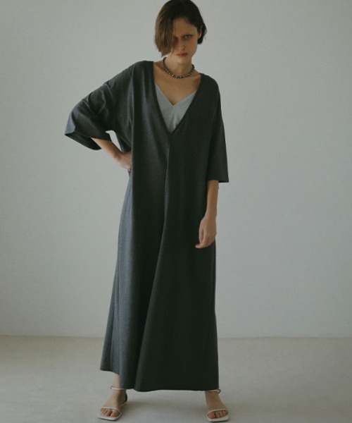 ETRE TOKYO（エトレトウキョウ）の「Vネックリラクシーオールインワン