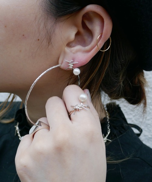 e.m.（イーエム）の「パール有刺鉄線ピアス（ピアス（片耳用））」 - WEAR