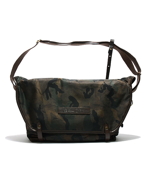 Felisi（フェリージ）の「Felisi / 別注 迷彩柄メッセンジャーバッグ