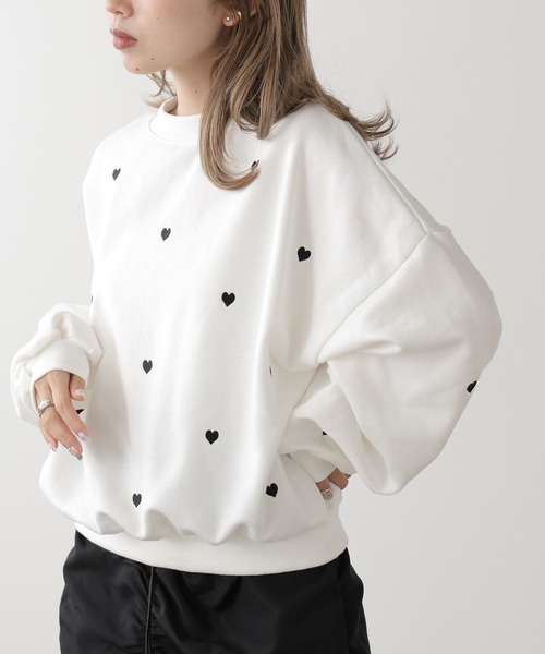 AO2（アオズ）の「Heart Embroidered Sweatshirt / ハート柄刺繍