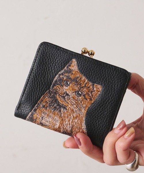 ear PAPILLONNER（イアパピヨネ）の「ねこ刺繍ガマ口三つ折り財布
