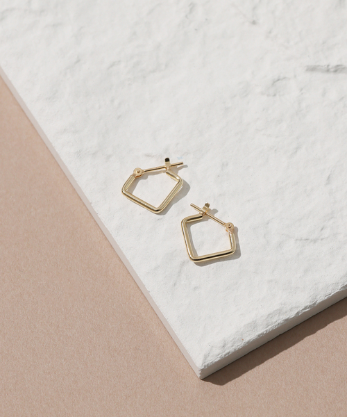 Lilas（リラ）の「トライアングルスモールピアス K10（両耳）（ピアス