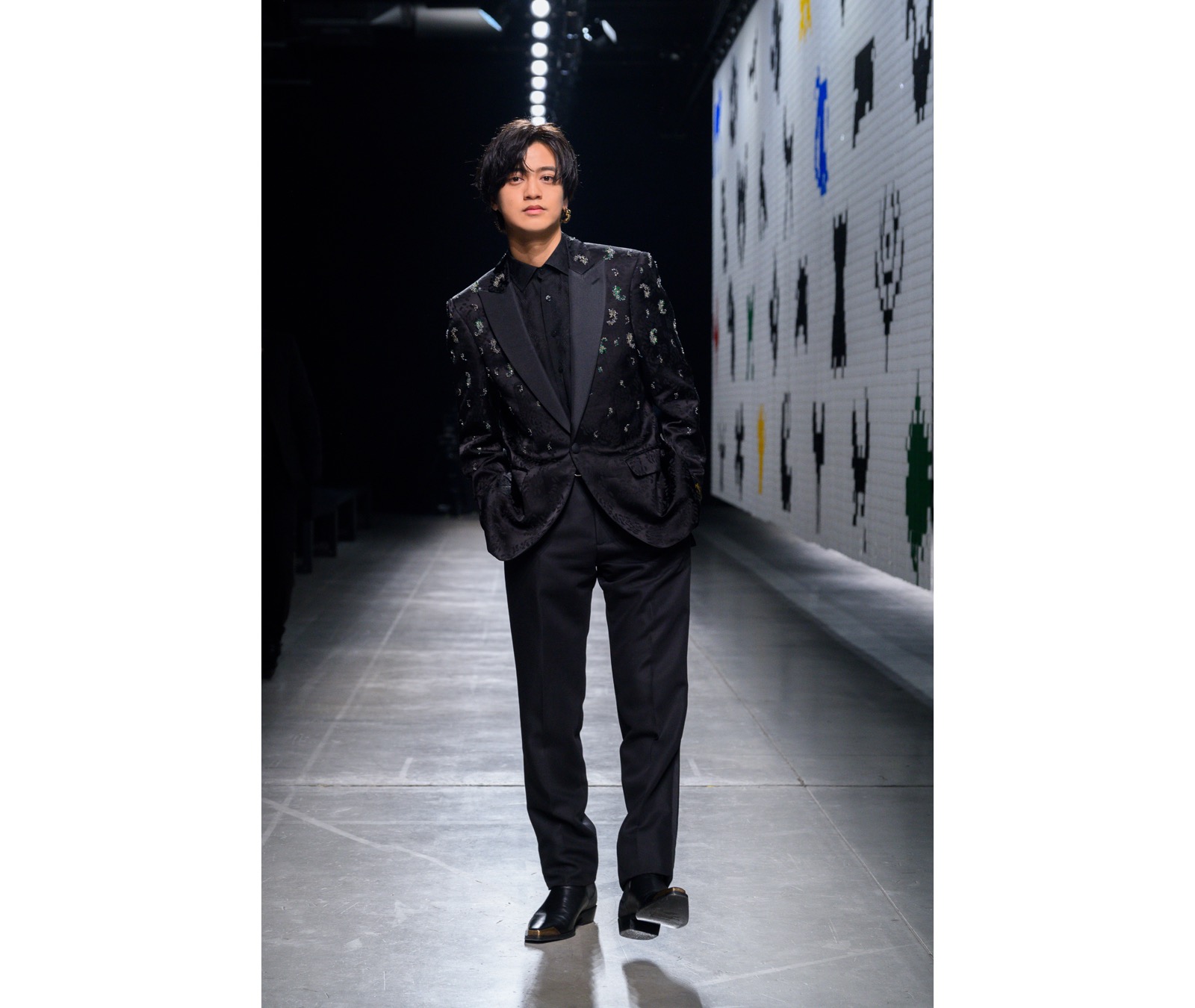 King & Prince髙橋海人さん、エトロのファッションショーにブラック