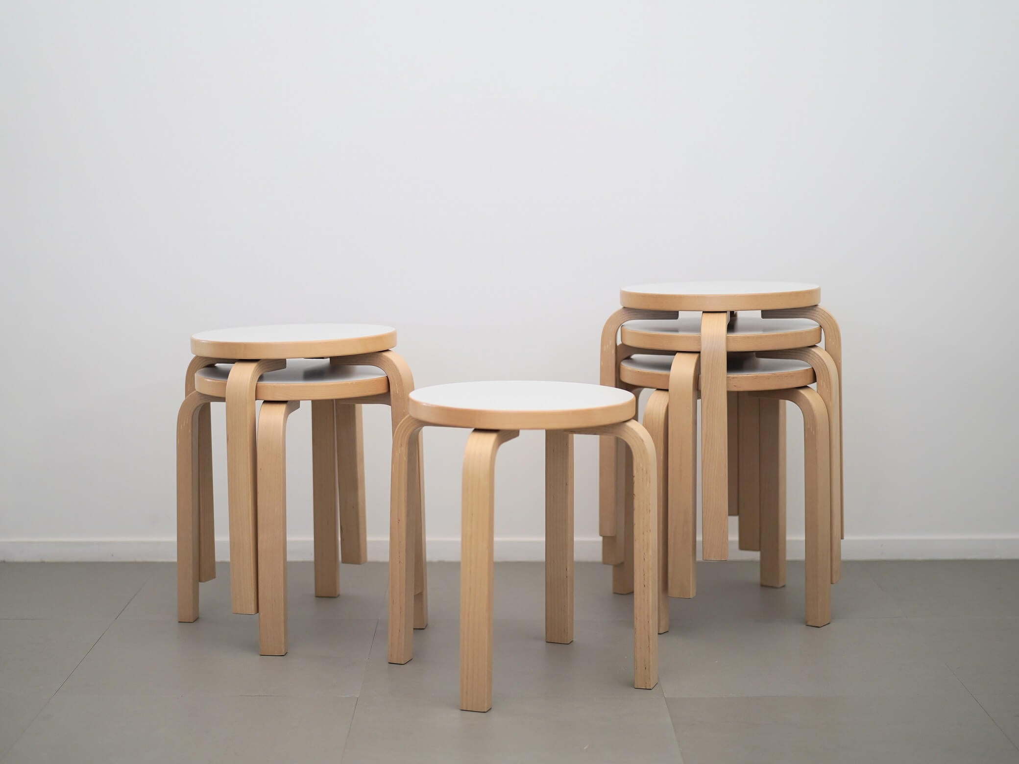 スツール E60 ホワイト ラミネート バーチ 4本脚 アルヴァ・アアルト