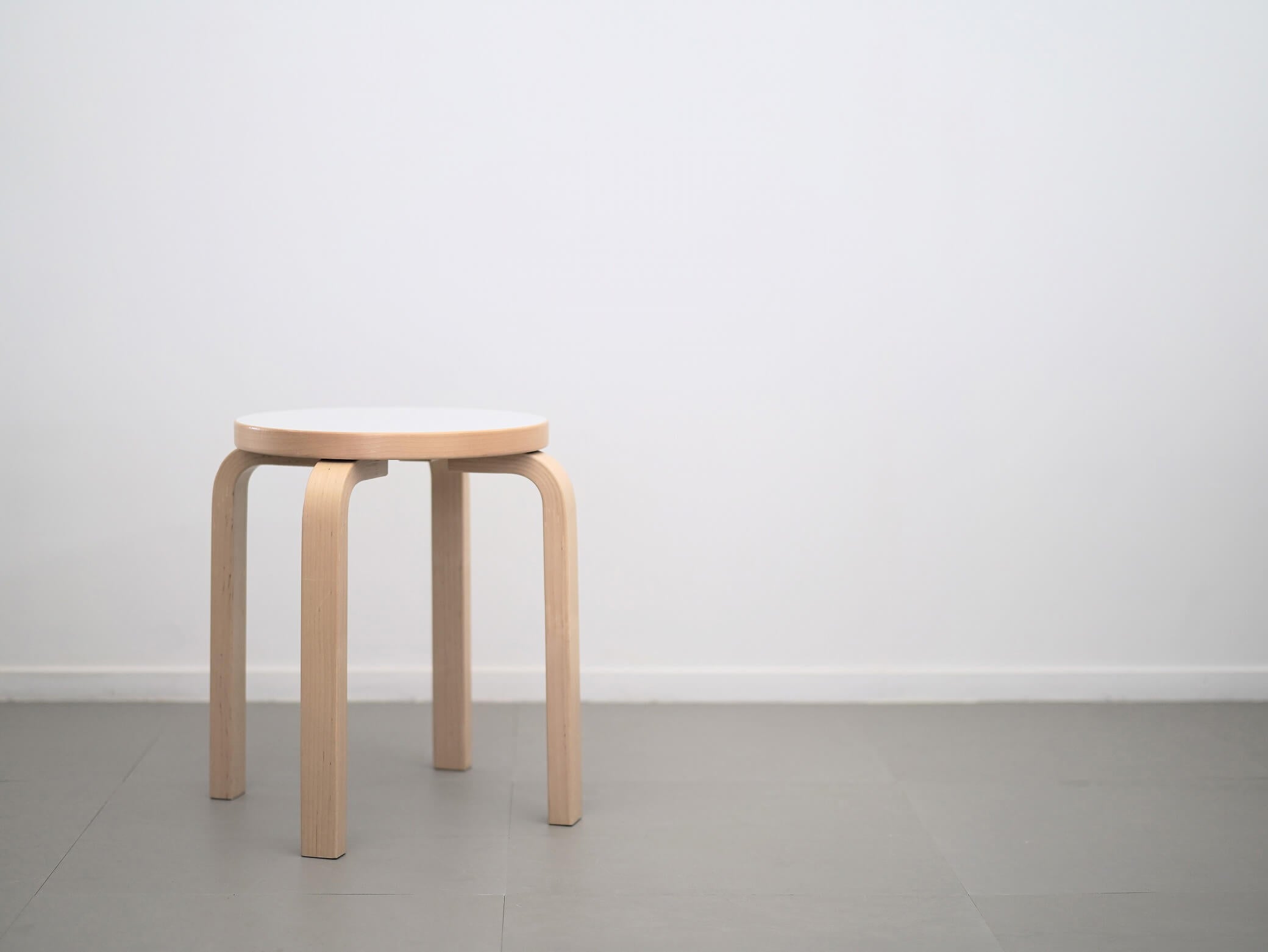 スツール E60 ホワイト ラミネート バーチ 4本脚 アルヴァ・アアルト