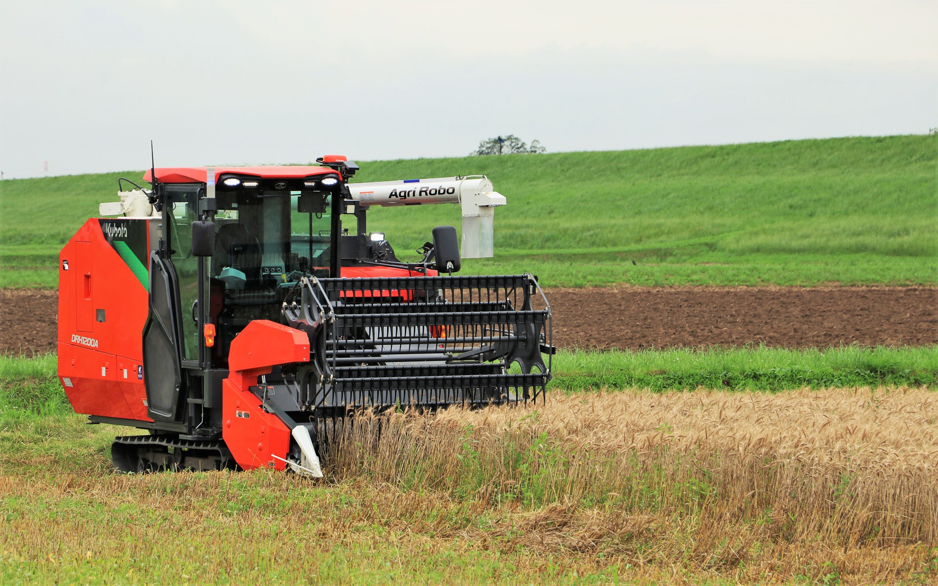 クボタ、AIカメラやミリ波レーダーを搭載した「アグリロボコンバイン