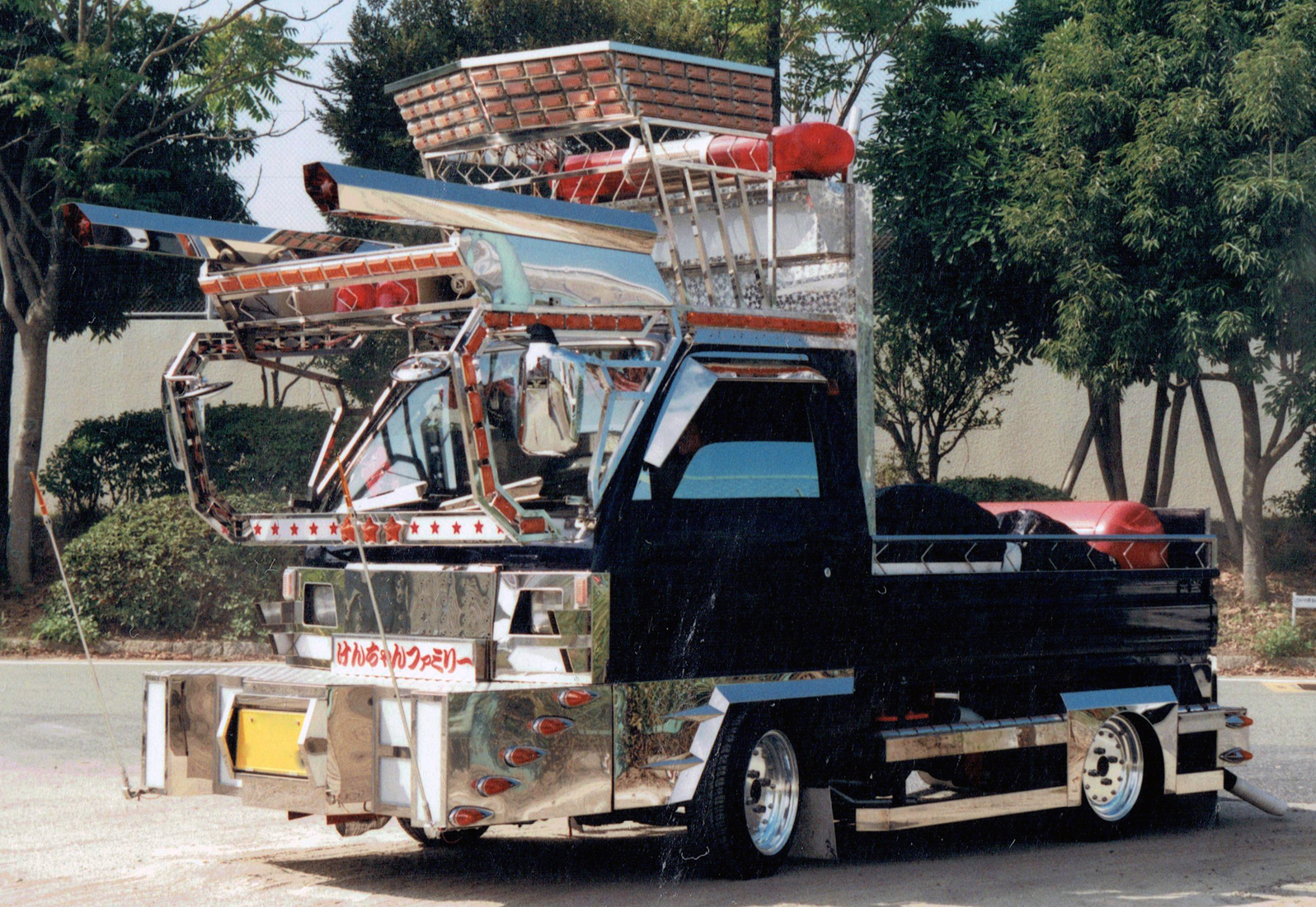 軽トラベースのデコトラが圧巻の仕上がり！ かっこよく飾るための三大