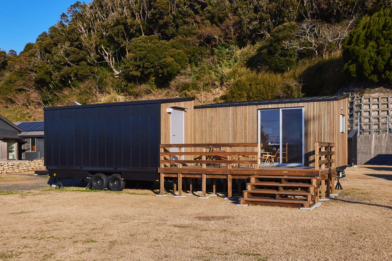 MUJIの「インフラゼロでも暮らせる家」で宿泊実験、オフグリッド住宅の