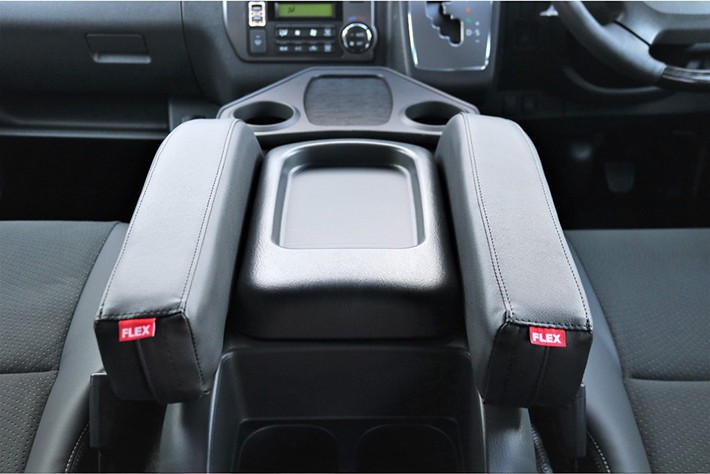 ハイエースの運転が楽になるアームレスト＆コンソールBOX型