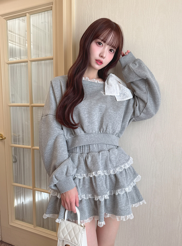 リボン付きワンショルダーレーストップス×ティアードフリルミニ