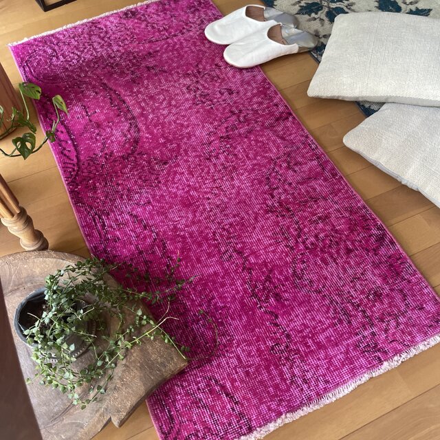 トルコヴィンテージラグ ビビットピンク オーバーダイ 118×58 模様