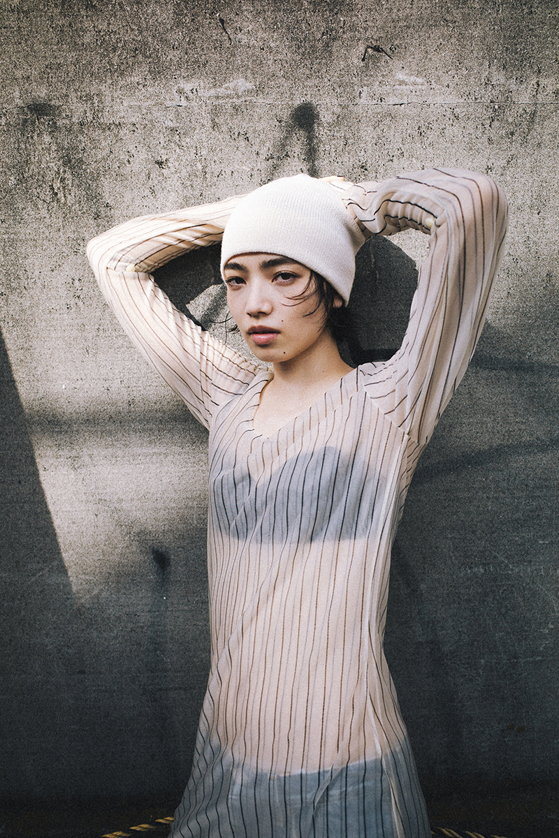 E-WAXが撮影する小松菜奈。