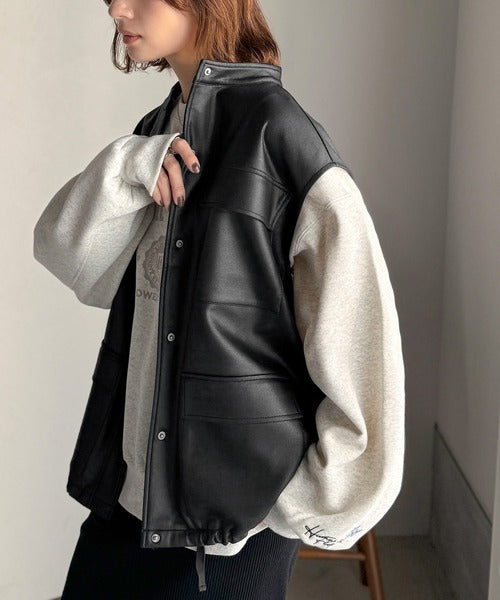 羽織るだけで、モードな存在感。BIGポケットレザー風加工スエード