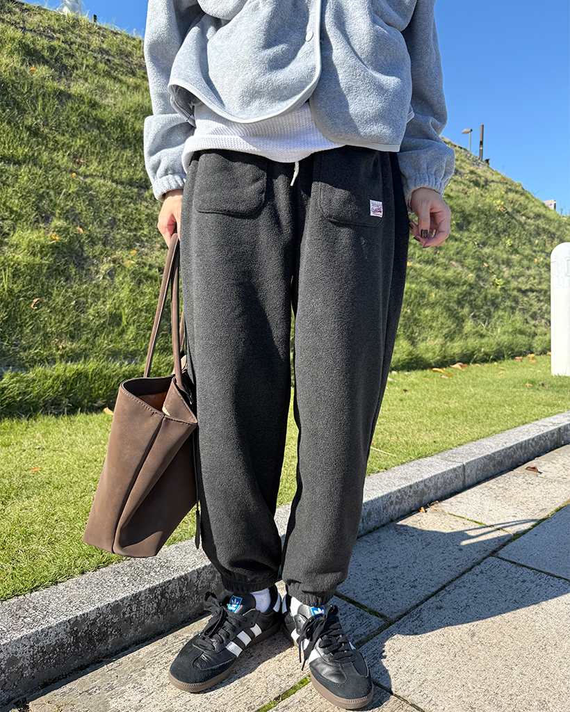 ポケットパッチ付きフリースイージーパンツ | ファッション通販サイト NUGU