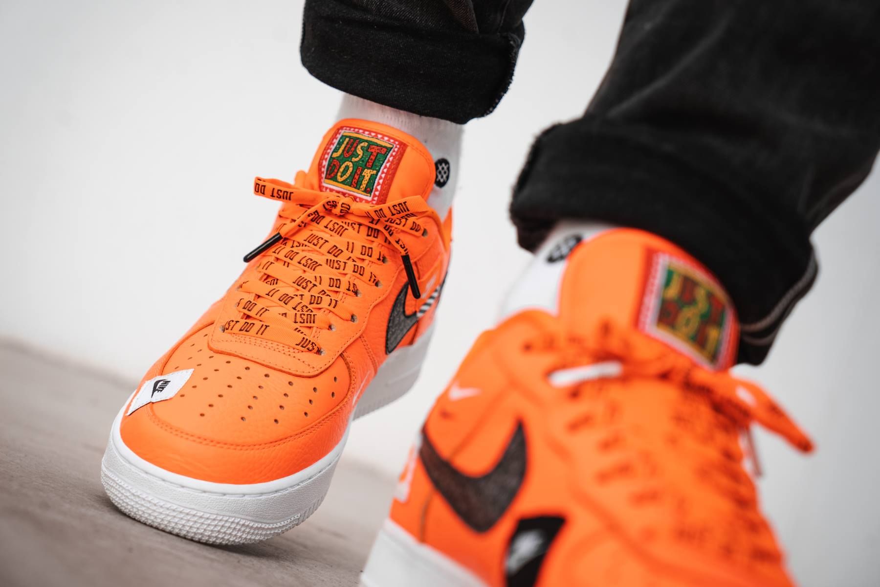 スニダンで購入可】NIKE AIR FORCE 1 PREMIUM LOW JUST DO IT ORANGE