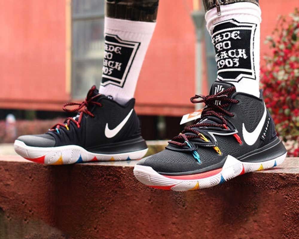 ナイキ カイリー5 フレンズ【5/1発売】 | スニーカーダンク