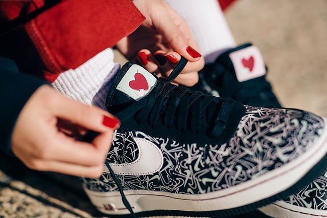 スニダンで購入可】NIKE WMNS AIR FORCE 1 '07 SE PRM 