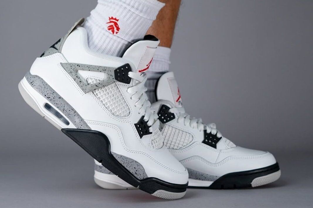 Nike Air Jordan 4」のオリジナルカラーでもある