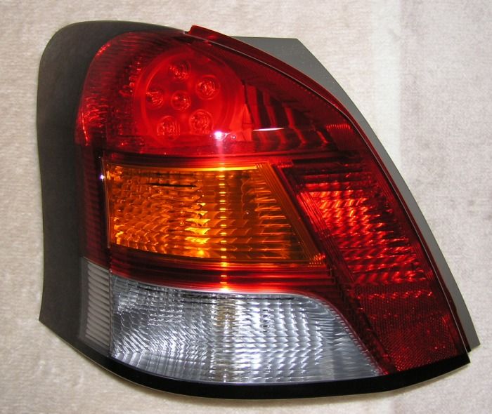 トヨタ純正 後期テールランプ（ｲﾝﾃﾘｼﾞｪﾝﾄﾊﾟｯｹｰｼﾞ用）の取り付け