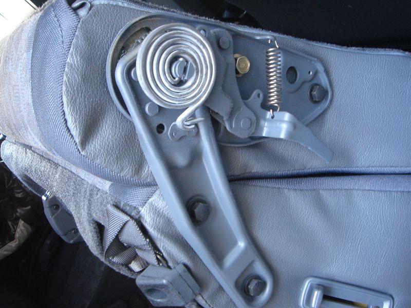 リアシート リクライニングを戻す（トヨタ ランドクルーザー80・80系