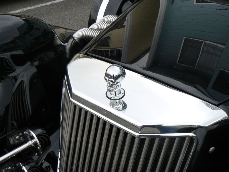 黒いラセードのフォトギャラリー「ラセードにドクロのボンネット